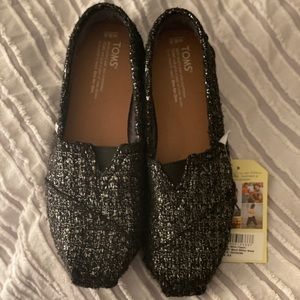 Brand new never been worn TOMS!